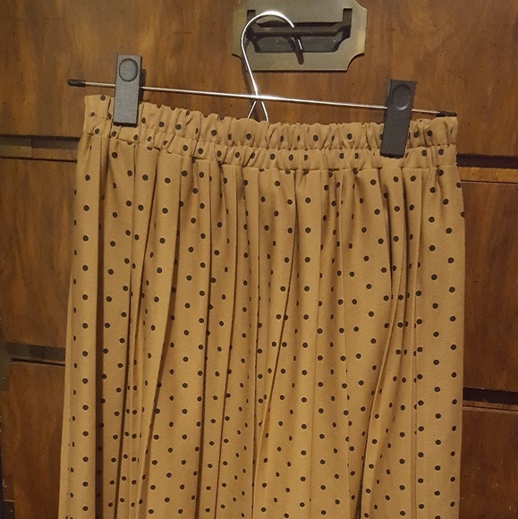 Lori of California Dresses & Skirts - Vintage Pleated Tan Skirt with Black Polka Dots